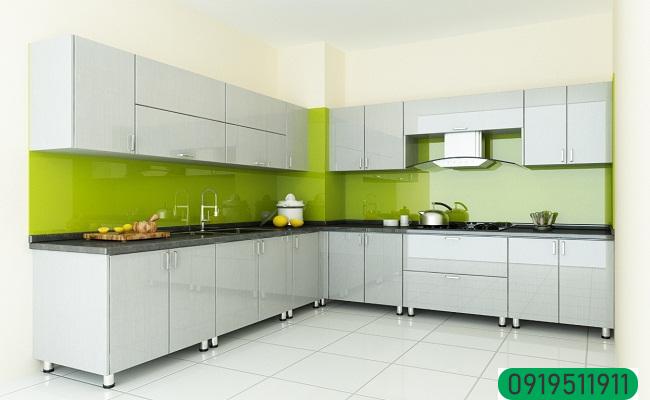 Mẫu tủ bếp chữ L đơn giản bằng Acrylic