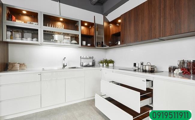 Mẫu tủ bếp gỗ óc chó Acrylic hiện đại Mẫu tủ bếp gỗ óc chó Acrylic hiện đại