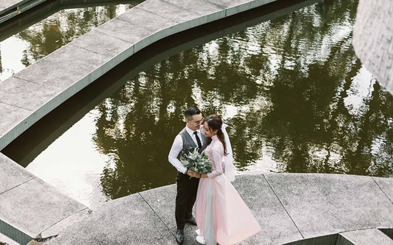 Chụp hình cưới ngay Hồ Con Rùa cũng khá thú vị