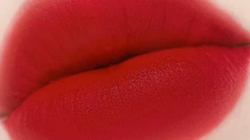 Swatch MAC Powder Kiss Liquid Lipcolour màu 987 Smash Đỏ tươi