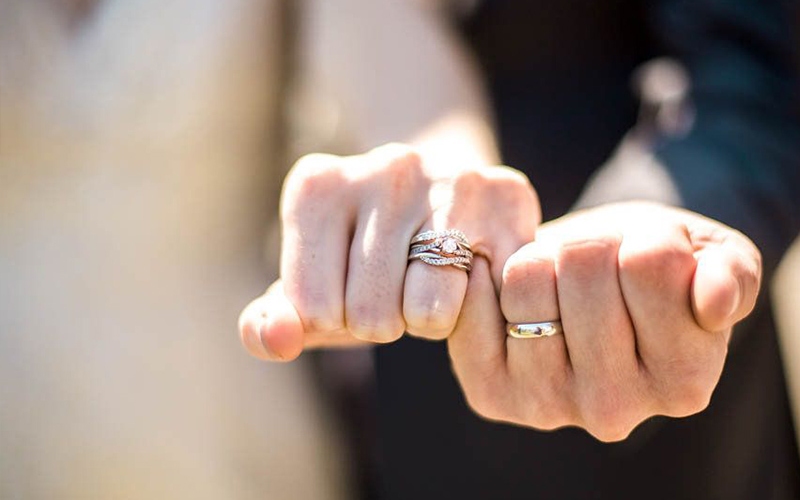Ưu tiên chọn nhẫn cưới có một viên đá