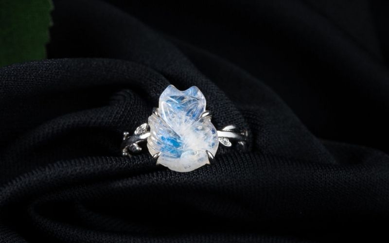 Nhẫn phong thủy dành dành cho người mệnh Thủy nên có màu trắng hoặc xanh