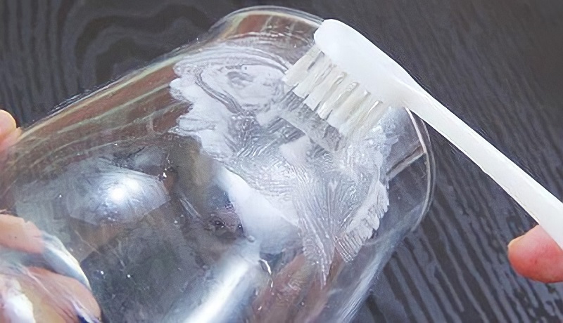 Cách làm sạch đồ thuỷ tinh bị vẩn đục bằng kem đánh răng