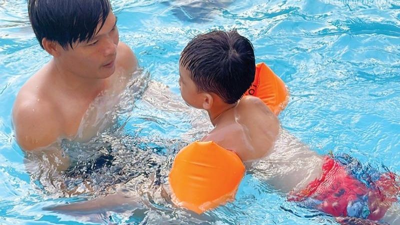 Một số lưu ý cho trẻ khi học bơi