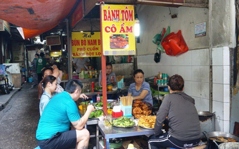 Bánh tôm cô Ầm trong chợ Đồng Xuân