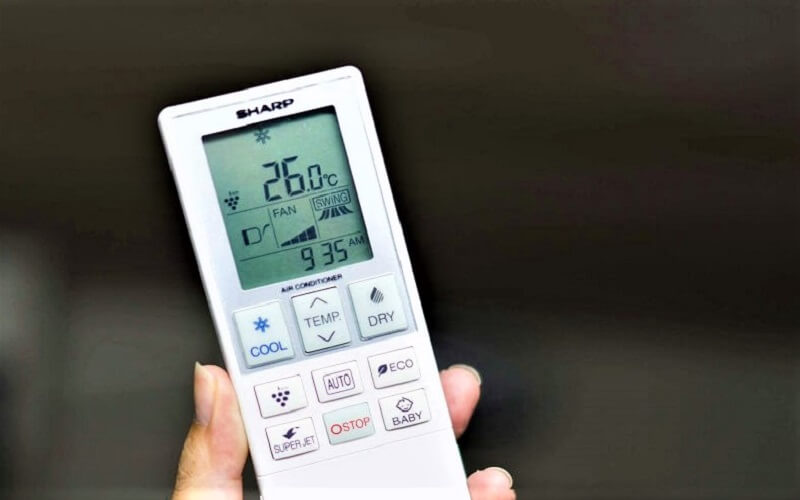 Cài đặt sẵn chế độ làm lạnh ở nhiệt độ 25 - 27 độ C để hút ẩm cho căn phòng