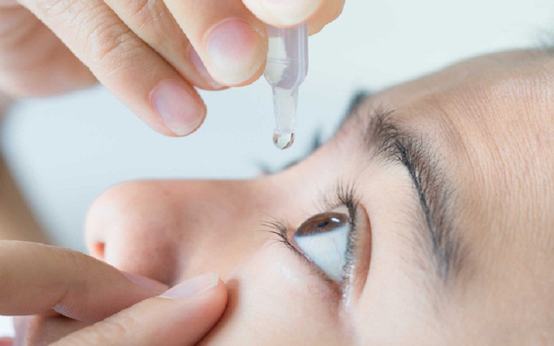 Khi thấy khô và nhức mắt, bạn nên dùng nước nhỏ mắt chuyên dụng