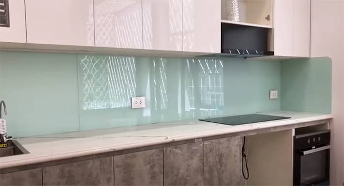 Kính bếp màu xanh ngọc hợp mệnh Thủy và Mộc Tây Ninh